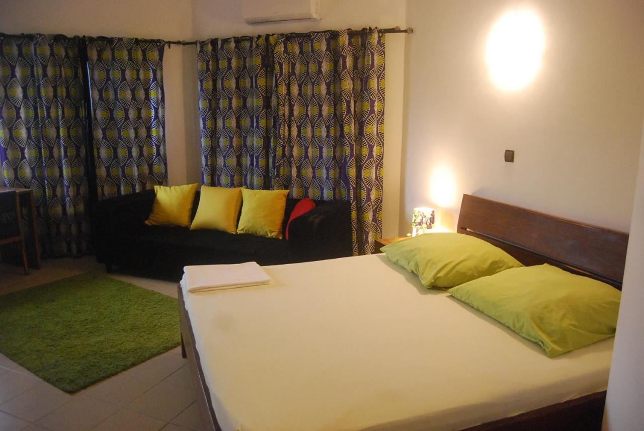 Karls Guesthouse Котону Экстерьер фото
