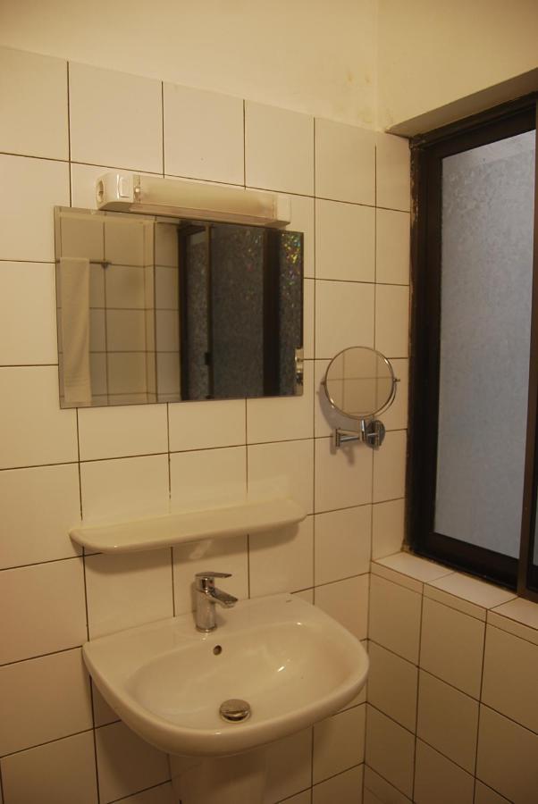 Karls Guesthouse Котону Экстерьер фото