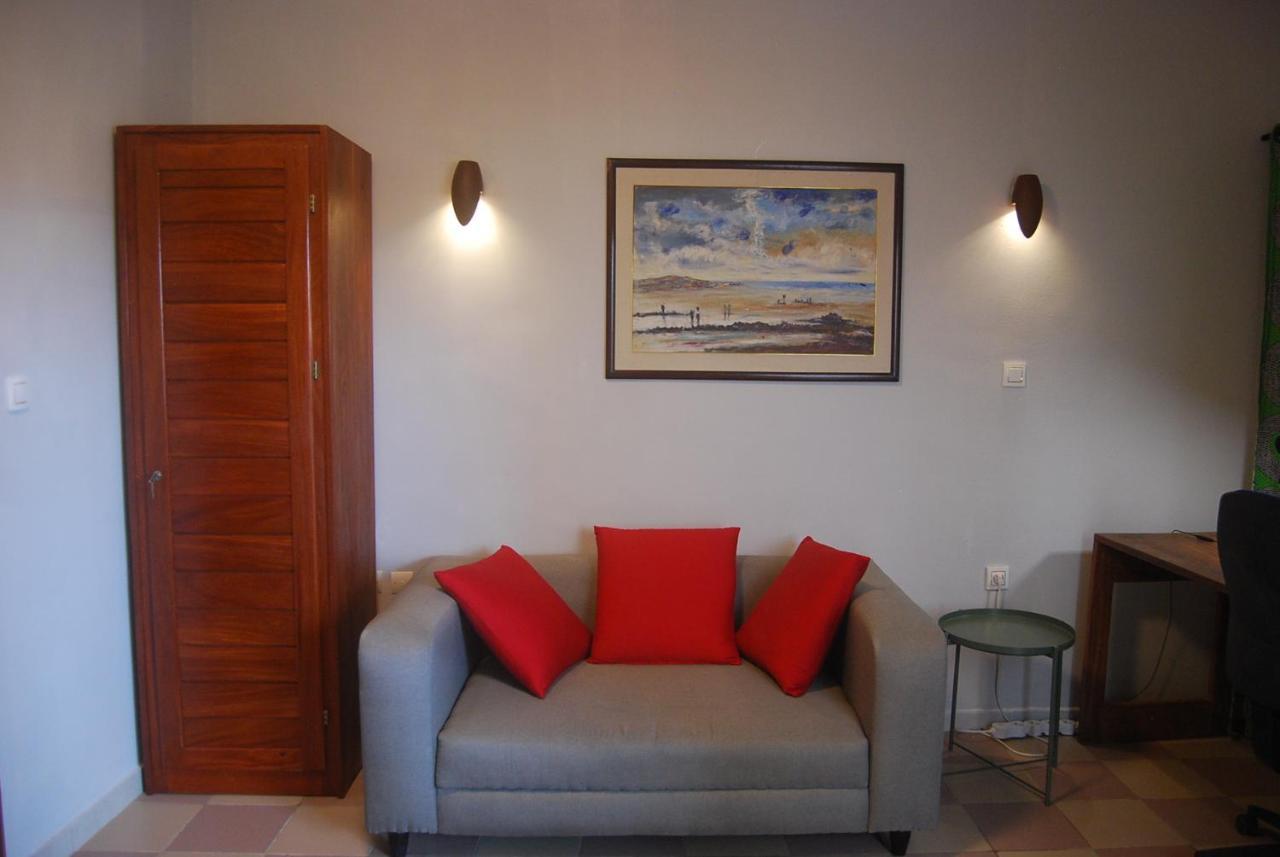 Karls Guesthouse Котону Экстерьер фото