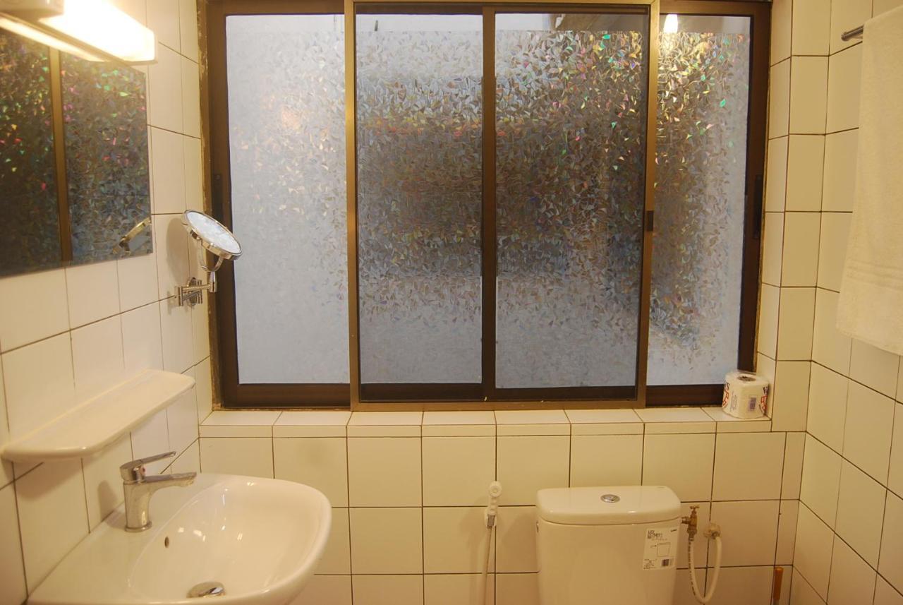 Karls Guesthouse Котону Экстерьер фото
