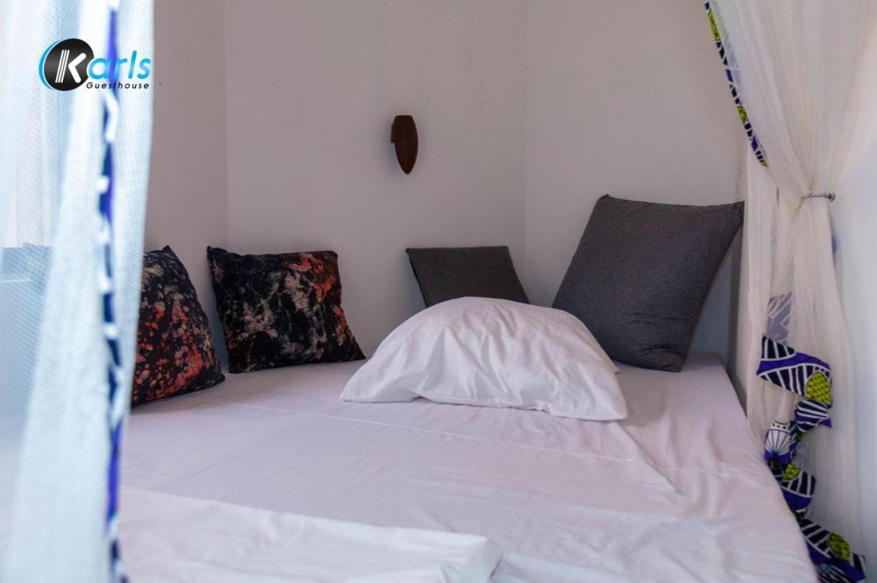 Karls Guesthouse Котону Экстерьер фото
