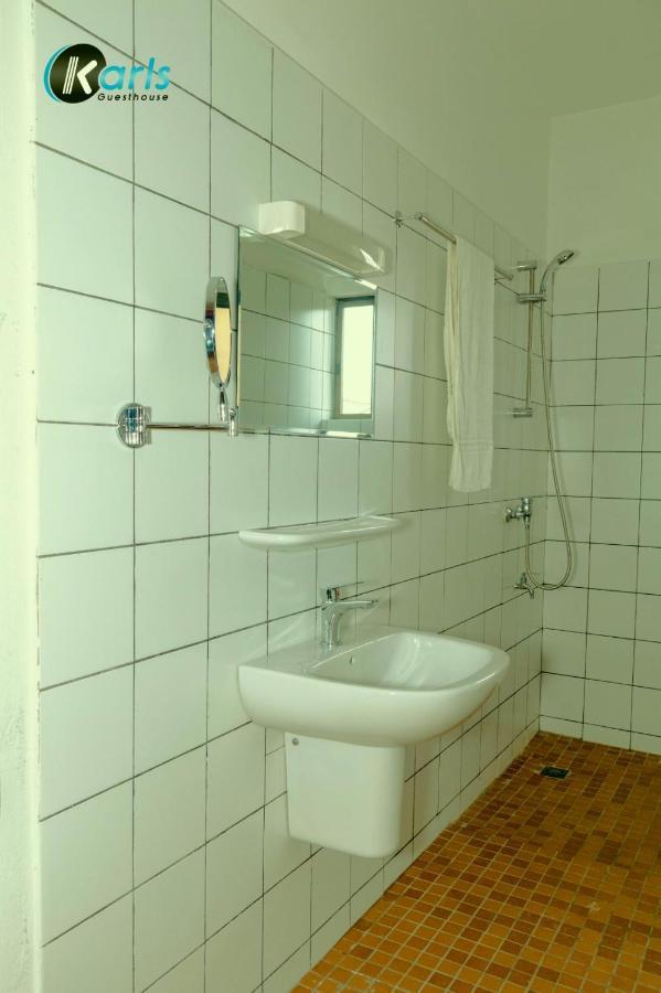 Karls Guesthouse Котону Экстерьер фото