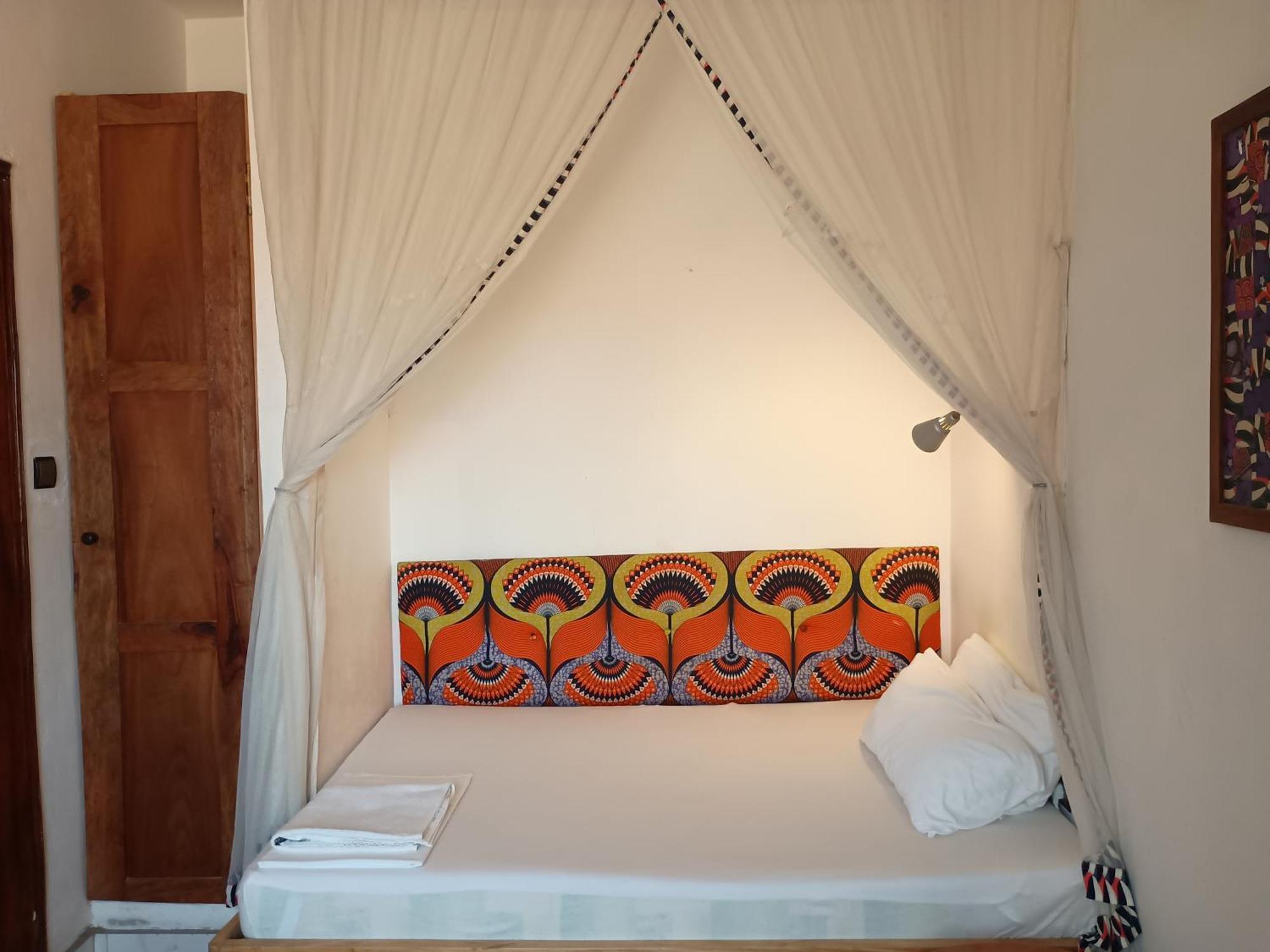 Karls Guesthouse Котону Экстерьер фото