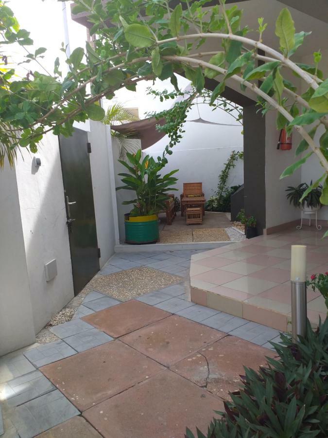 Karls Guesthouse Котону Экстерьер фото