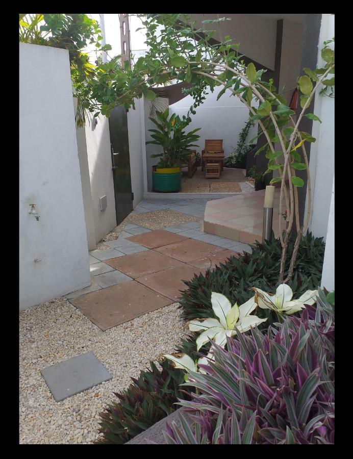 Karls Guesthouse Котону Экстерьер фото