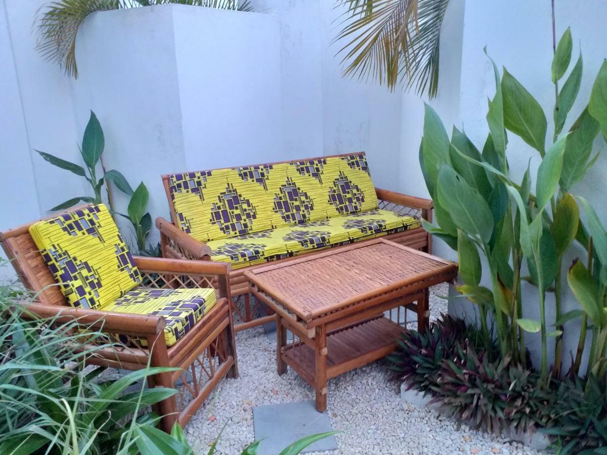 Karls Guesthouse Котону Экстерьер фото